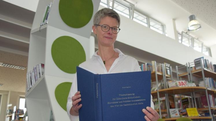 Bibliothekarin Ulrike Koop leitet die Stadtbibliothek in Melle.