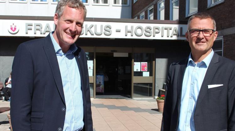 Dr. Jürgen Apel (links) soll im Franziskus-Hospital Harderberg die zusätzlichen Schwerpunkte Fußchirurgie sowie Kinder-Neuroorthopädie etablieren und gemeinsam mit Privatdozent Dr. Olaf Rolf die Endoprothetik weiterentwickeln. Dr. Jürgen Apel (links) soll im Franziskus-Hospital Harderberg die zusätzlichen Schwerpunkte Fußchirurgie sowie Kinder-Neuroorthopädie etablieren und gemeinsam mit Privatdozent Dr. Olaf Rolf die Endoprothetik weiterentwickeln.