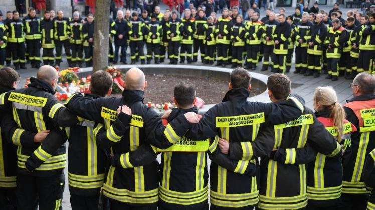 Feuerwehrleute in Augsburg trauern um ihren getöteten Kameraden.
