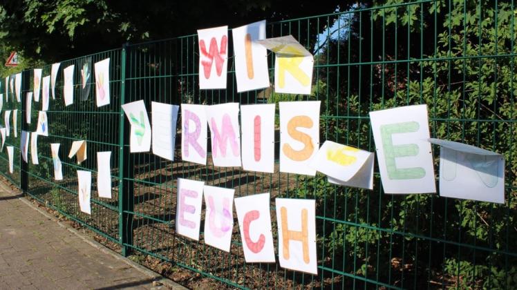 Wir vermissen euch – der Schriftzug prangt am Zaun der Kita St. Franziskus in Hagen.