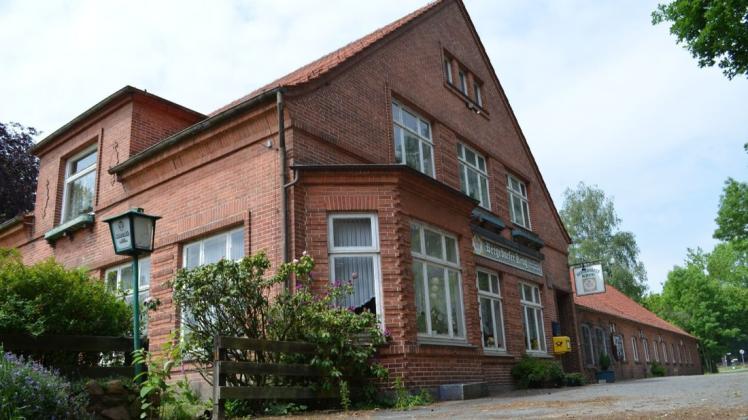 Der ehemalige Dorfgasthof in Bergedorf soll zum Wohnhaus werden. Den Saal im hinteren Bereich will der neue Eigentümer Niklas Timmerhoff für Feiern aller Art anbieten.