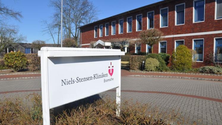 An den Niels-Stensen-Kliniken, wie hier in Bramsche, werden ab dem 2. Juni neu aufgenommene Patienten auf das Coronavirus getestet (Archivbild).