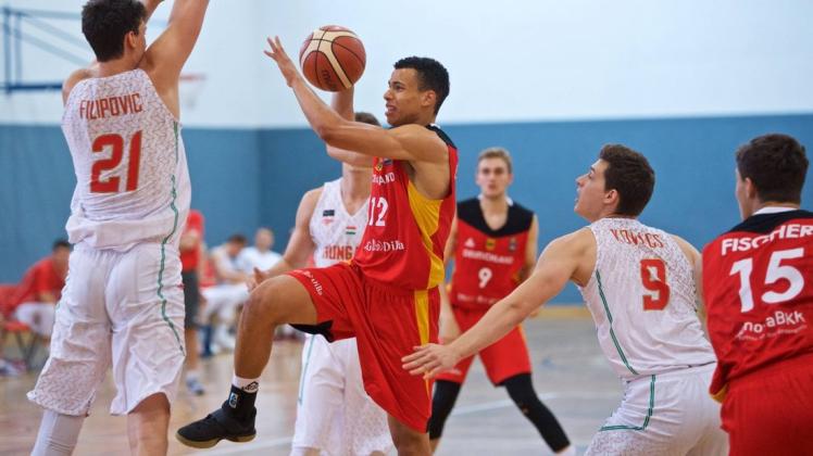 Auch schon im Nationaltrikot unterwegs war Dragons-Neuzugang Leon Okpara (am Ball). Auch schon im Nationaltrikot unterwegs war Dragons-Neuzugang Leon Okpara (am Ball).