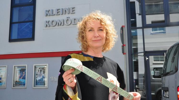 Sie organisiert seit zehn Jahren den Kinotag in Warnemünde mit dem Theater und dem Liwu: Simone Fügner.