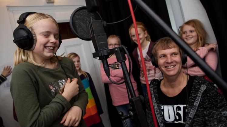 Kindermusiker Frank Acker (Frank und seine Freunde) zeigt Kindern und Jugendlichen am 09.12.2019 im Rahmen einer Adventstürchen-Aktion sein Tonstudio in Osnabrück.