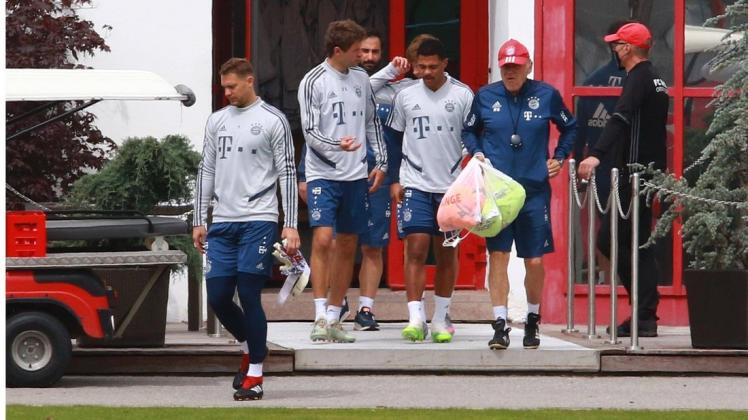 Manuel Neuer, Thomas Müller, Joshua Kimmich und Serge Gnabry unter der Woche auf dem Weg zum Training des FC Bayern.