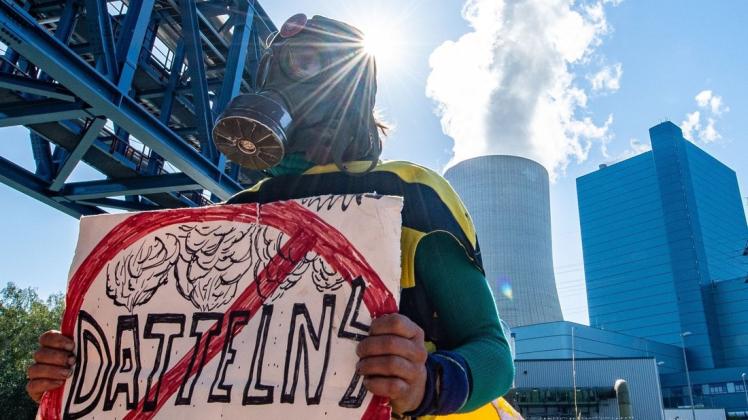 Ein Demonstrant steht in einem Bienenkostüm, sowie mit einer Gasmaske und einem Schild, vor dem Kohlekraftwerk in Datteln und protestiert gegen die Inbetriebnahme. Das Steinkohlekraftwerk Datteln 4 geht am Samstag in den kommerziellen Betrieb. Ein Demonstrant steht in einem Bienenkostüm, sowie mit einer Gasmaske und einem Schild, vor dem Kohlekraftwerk in Datteln und protestiert gegen die Inbetriebnahme. Das Steinkohlekraftwerk Datteln 4 geht am Samstag in den kommerziellen Betrieb.