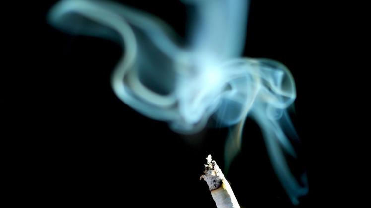 Für Raucher besteht nach Angaben der Ärzteschaft ein größeres Risiko für einen schweren Verlauf im Fall einer Covid-19-Erkrankung.