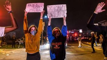 Nach dem Tod des Schwarzen George Floyd bei einem brutalen Polizeieinsatz weiten sich die Proteste in den USA aus. In zahlreichen US-Städten, wie hier in Minneapolis, gingen auch am Freitag wütende Demonstranten auf die Straße.