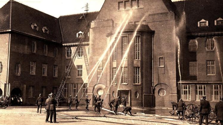 Das Rathaus musste als Übungsobjekt herhalten: Löschdemonstration der Freiwilligen Feuerwehr am Bismarckplatz beim Feuerwehrfest im August 1921.