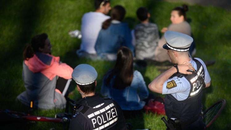 Stuttgart: Polizeibeamte kontrollieren in einem Park die Einhaltung der Vorschriften zur Eindämmung des Coronavirus. (Archivbild)