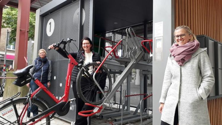Geben den Startschuss für die Fahrradabstellanlage am Kamp: (von links) Susanne Hambürger dos Reis (Projektpatin), Brigitte Strathmann (Mobile Zukunft) und Sarah Born (Stadtwerke). Geben den Startschuss für die Fahrradabstellanlage am Kamp: (von links) Susanne Hambürger dos Reis (Projektpatin), Brigitte Strathmann (Mobile Zukunft) und Sarah Born (Stadtwerke).