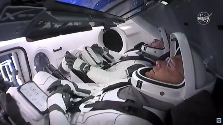 Die Astronauten Bob Behnken (hinten) und Doug Hurley im "Crew Dragon" von SpaceX.