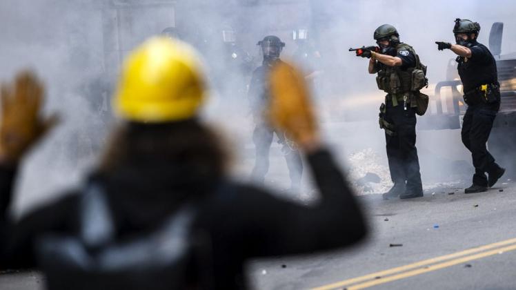 Nach der Tötung von George Floyd - Pittsburgh Polizisten zielen während eines Protests in Pittsburgh auf Demonstranten. Nach dem Tod des Afroamerikaners George Floyd bei einem brutalen Polizeieinsatz in Minneapolis dauern Ausschreitungen in US-Metropolen seit mehreren Nächten an.