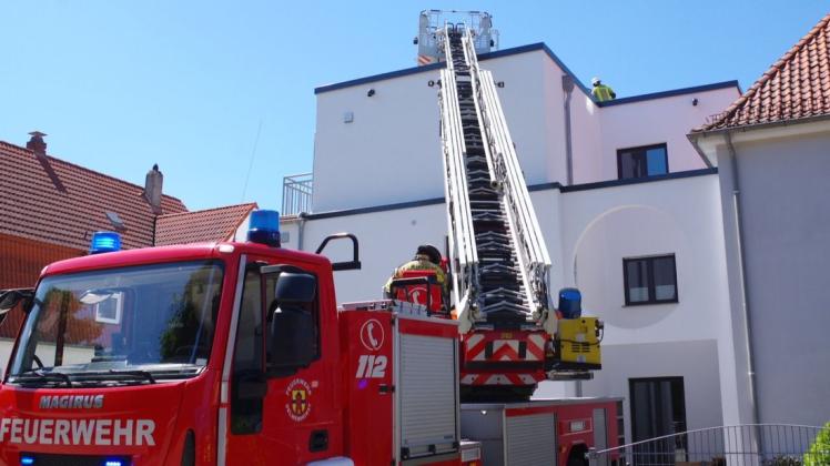 Per Drehleiter hat sich die Feuerwehr Zugang zum Hausdach an der Cramerstraße verschafft. Der gemeldete Rauch entpuppte sich aber als Wasserdampf.