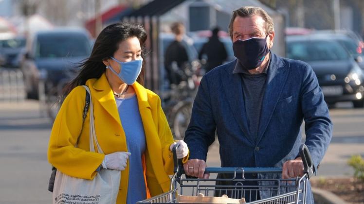 Altkanzler Gerhard Schröder und Ehefrau Soyeon Schröder-Kim gehen mit von ihr selbst gebastelten Atemschutzmasken einkaufen.