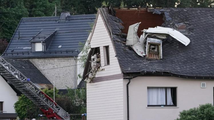 Das Kleinflugzeug stürzte in das Dach des Hauses in Langenhahn.