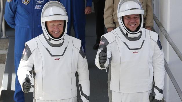 Die Nasa-Astronauten Douglas Hurley (links) und Robert Behnken verlassen das Betriebs- und Kassengebäude von Neil A. Armstrong auf dem Weg zur Startrampe 39-A im Kennedy Space Center.