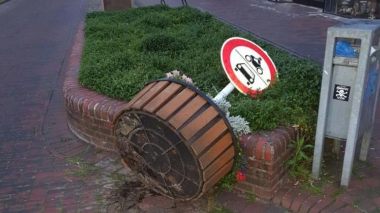 Bei ihrer Vandalismus-Tour entlang des Papenburger Hauptkanals hatten es die Täter unter anderem auf die Blumenkübel abgesehen.
