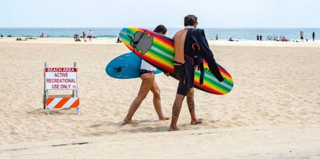 Surfer am einem Strand in Kalifornien, der nur für Freizeitzwecke genutzt werden darf. Surfer am einem Strand in Kalifornien, der nur für Freizeitzwecke genutzt werden darf.