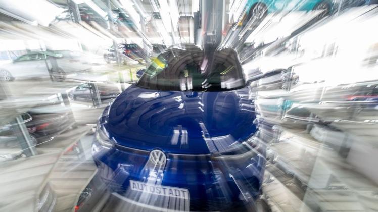 Volkswagen-Elektroauto ID.4: In Deutschand sind inzwischen mehr als eine Million E-Autos zugelassen. Der Ausbau der Ladeinfrastruktur hinkt den Zulassungszahlen allerdings immer stärker hinterher, wie der Verband der Automobilindustrie (VDA) beklagt.