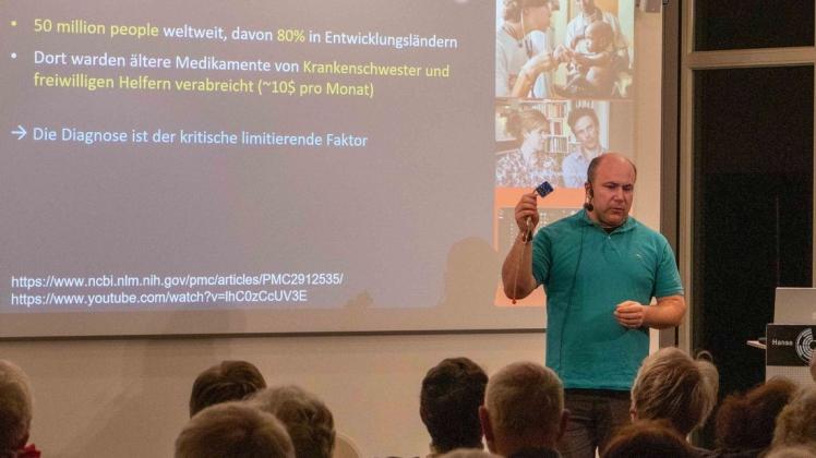 Prof. Dr. Gordon Pipa informierte anhand von Beispielen über die Möglichkeiten von Künstlicher Intelligenz. Dabei ging er auch auf Nachteile ein. Foto: Manuel Titze Prof. Dr. Gordon Pipa informierte anhand von Beispielen über die Möglichkeiten von Künstlicher Intelligenz. Dabei ging er auch auf Nachteile ein. Foto: Manuel Titze