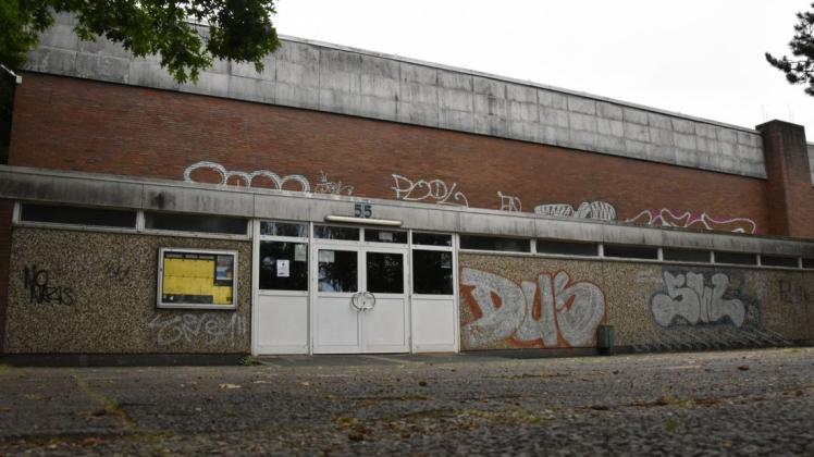 Die Delmenhorster Stadionhalle soll durch einen Neubau ersetzt werden. Weil es damit aber dauern kann, finden vorher noch Sanierungsarbeiten statt. Foto: Daniel Niebuhr Die Delmenhorster Stadionhalle soll durch einen Neubau ersetzt werden. Weil es damit aber dauern kann, finden vorher noch Sanierungsarbeiten statt. Foto: Daniel Niebuhr
