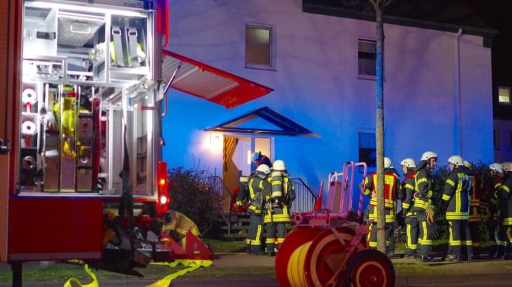 Einen Brand in einem Mehrfamilienhaus an der Düsternortstraße hat die Delmenhorster Feuerwehr am Dienstagabend gelöscht. Foto: Günther Richter