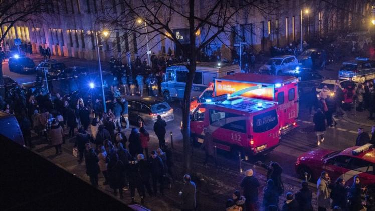 Am Tempodrom in Berlin kam es aus bislang ungeklärten Gründen zu einer Schießerei, bei der eine Person getötet und vier weitere Personen verletzt worden sind. Foto: dpa/Paul Zinken