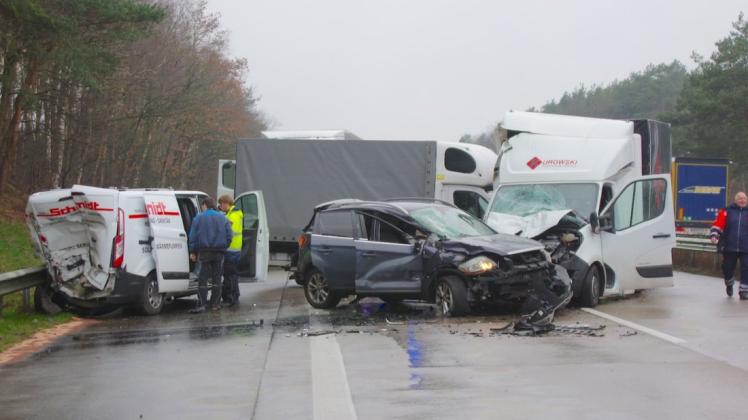 Mehrere Fahrzeuge waren an dem Unfall am Stauende beteiligt. Foto: Günther Richter