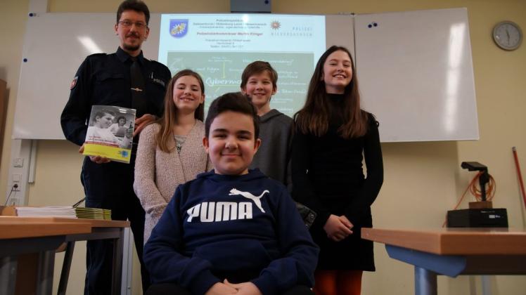 Polizeioberkommissar Martin Klinger (v. l.) klärte die 6b um Chiara, Kenan, Lex und Paula über Cybermobbing auf. Foto: Lennart Bonk Polizeioberkommissar Martin Klinger (v. l.) klärte die 6b um Chiara, Kenan, Lex und Paula über Cybermobbing auf. Foto: Lennart Bonk