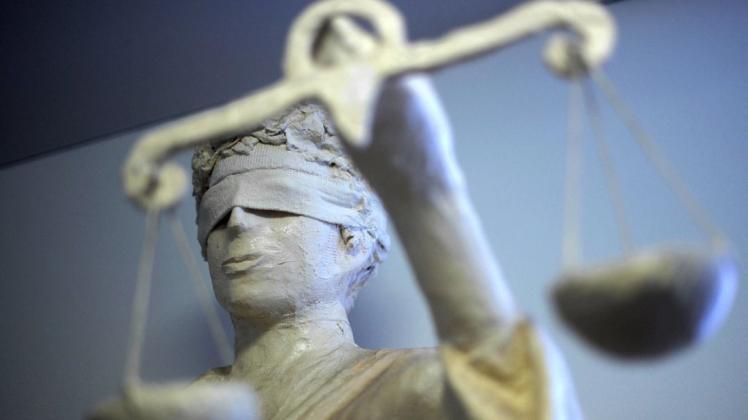 Eine wegen Betrugs und Urkundenfälschung angeklagte Delmenhorsterin hat den Strafrichter so erzürnt, dass er sie vor die Tür setzte. Symbolfoto: Peter Steffen/dpa Eine wegen Betrugs und Urkundenfälschung angeklagte Delmenhorsterin hat den Strafrichter so erzürnt, dass er sie vor die Tür setzte. Symbolfoto: Peter Steffen/dpa