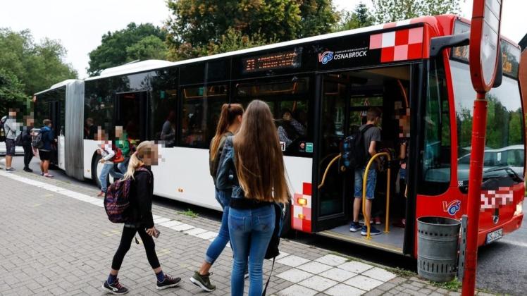 Auf Linienbusse umsteigen müssen viele Schüler in Osnabrück, weil die Stadtwerke die Zahl der Schulbusse reduziert haben. Unser Archivbild zeigt Schüler an einer Bushaltestelle in Atter im Sommer 2017. Foto: David Ebener