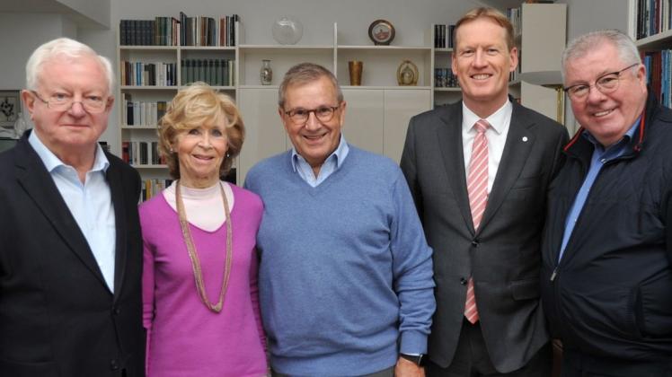 Im heimischen Wohnzimmer empfingen Rudolf und Brigitte Seiters Jan Hofer Christian Reuter und Lukas Kampeling (von links). Im heimischen Wohnzimmer empfingen Rudolf und Brigitte Seiters Jan Hofer Christian Reuter und Lukas Kampeling (von links).