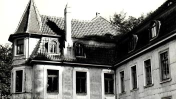 So sah die einstige Villa Rickmers am Waldrand oberhalb der Ortschaft Bad Essen aus – weil einige Jahre unbewohnt, drohte der Verfall und das Bauwerk. Repro: Eckhard Grönemeyer