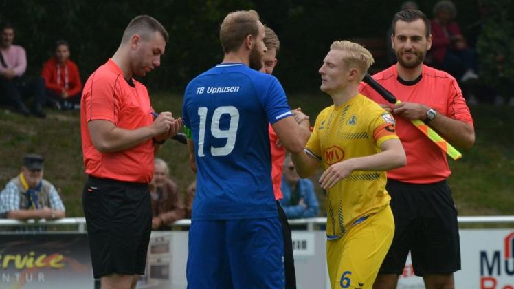 Zwei Kapitäne, zwei Saisonverläufe: Uphusens Ole Laabs (links) steckt im Abstiegskampf, Nick Köster hat mit dem SV Atlas Aufstiegschancen. Foto: Daniel Niebuhr Zwei Kapitäne, zwei Saisonverläufe: Uphusens Ole Laabs (links) steckt im Abstiegskampf, Nick Köster hat mit dem SV Atlas Aufstiegschancen. Foto: Daniel Niebuhr
