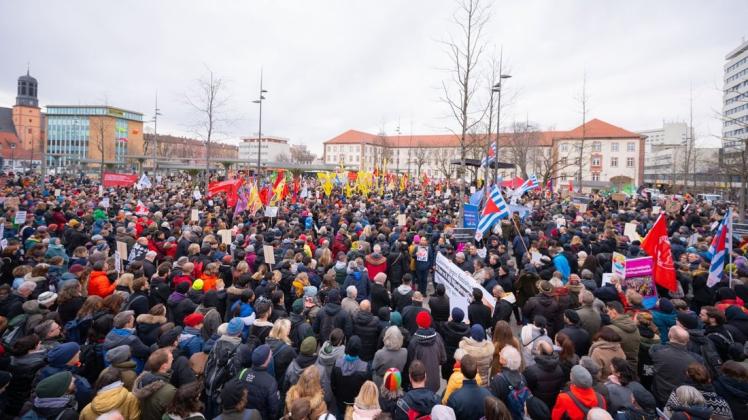 Tausende Menschen demonstrieren auf dem Hanauer Freiheitsplatz gegen Hetze und Hass. Foto: dpa/Andreas Arnold