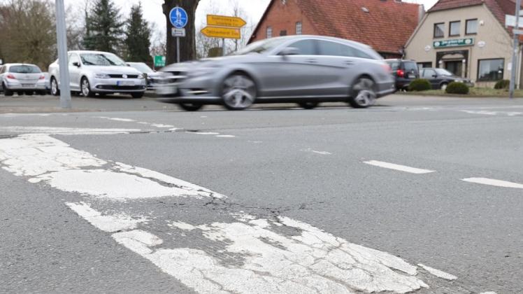Der Zeitplan steht noch nicht fest, aber die Sanierung kommt: Die Schierbroker Straße ist in die Jahre gekommen. Foto: Melanie Hohmann Der Zeitplan steht noch nicht fest, aber die Sanierung kommt: Die Schierbroker Straße ist in die Jahre gekommen. Foto: Melanie Hohmann