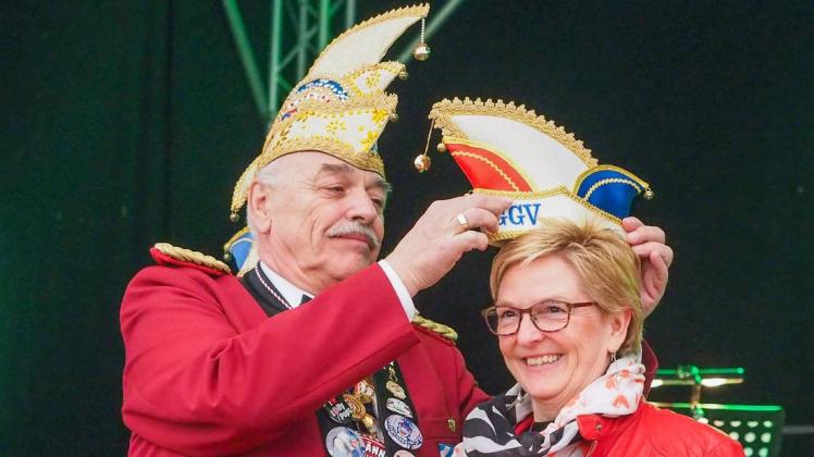 Fortan Ehrenkappenträgerin: GGV-Präsident setzte Bürgermeisterin Alice Gerken ihren neuen Kopfschmuck auf. Foto: Niklas Golitschek Fortan Ehrenkappenträgerin: GGV-Präsident setzte Bürgermeisterin Alice Gerken ihren neuen Kopfschmuck auf. Foto: Niklas Golitschek