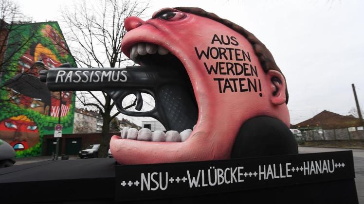 Der Motivwagen "Rassismus – Aus Worten werden Taten!" führt den Rosenmontagszug in Düsseldorf an. Foto: dpa/Federico Gambarini