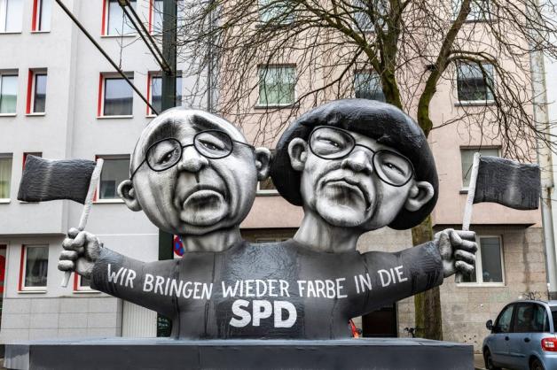 In Düsseldorf karikierte dieser Mottowagen eine farblose SPD-Führung mit Norbert Walter-Borjans und Saskia Esken. 