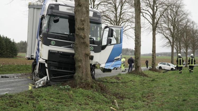 Unfall Bissendorf Wulftener Straße Der Lkw prallte nach dem Zusammenstoß gegen einen Baum. Foto: NWM-TV
