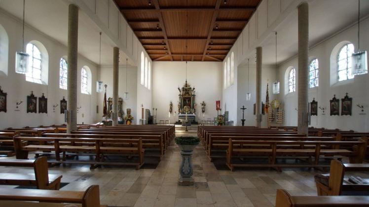Ein traditionelller Kirchenraum, aber in die Jahre gekommen – so sieht es derzeit im Inneren der Kirche St. Johannes der Täufer aus. Foto: Herbert Trentmann