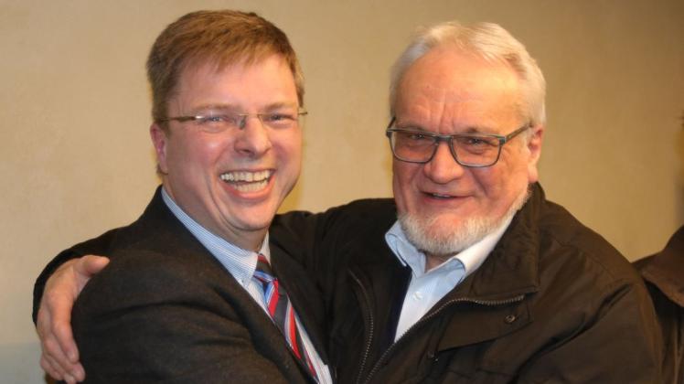 Pure Freude nach dem Wahlsieg: CDU-Kandidat Michael Wernke (links) und Gerd Uphoff, Fraktionschef der Christdemokraten im Samtgemeinderat. 