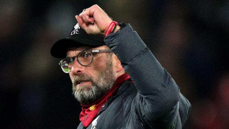 FC Liverpool gegen West Ham United: Liverpool-Coach Jürgen Klopp bedankt sich nach dem Spiel bei den Fans. Foto: dpa/Peter Byrne/PA Wire