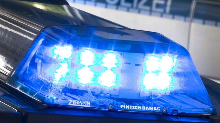 Blaulicht Ein Blaulicht leuchtet auf dem Dach eines Polizeiwagens. Foto: Friso Gentsch/dpa/Symbolbild