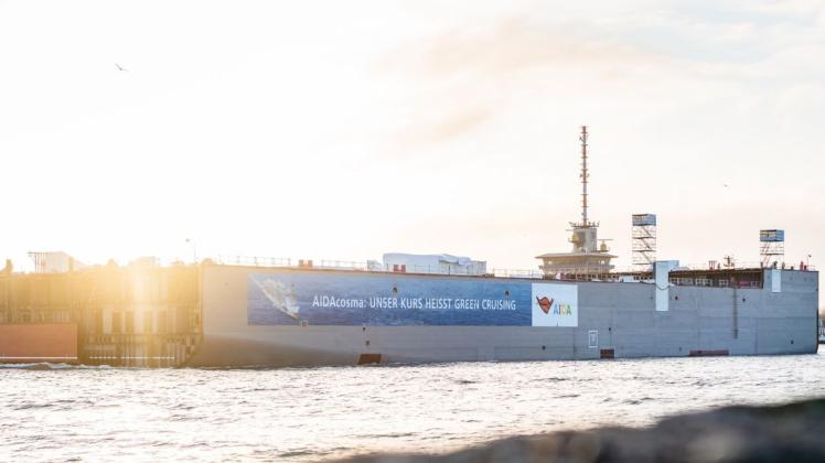 Das Herzstück der "AIDAcosma": Das 140 Meter lange LNG-Maschinenraummodul wird von Rostock-Warnemünde nach Papenburg überführt und soll am Sonntag in Papenburg eintreffen. Foto: AIDA Cruises