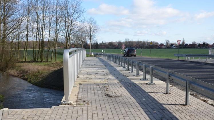 Die neue Brücke in Malgarten ist fertig, die Fahrbahn davor und dahinter aber noch sanierungsbedürftig. Foto: Heiner Beinke