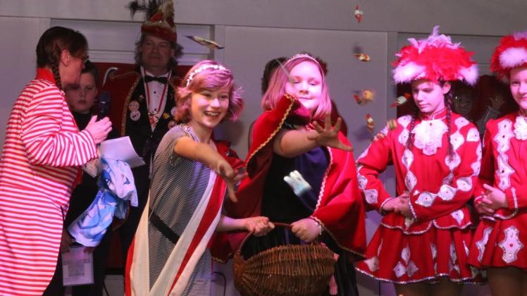 Eine der ersten und schönsten Amtshandlungen für Prinzessin Finja und ihre Adjutantin Marlen: Kamelle werfen. Foto: Heidrun Mühlke