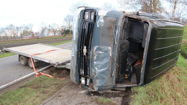 Dieser Chevrolet-Kastenwagen kippte nach dem Unfall auf den Radweg, das Fahrzeug wurde schwer beschädigt. Foto: Daniel Gonzalez-Tepper